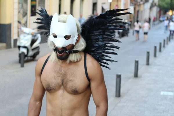 Mann Mit Dunklen Flügeln Hundemaske Und Knebelball Freien — Stockfoto