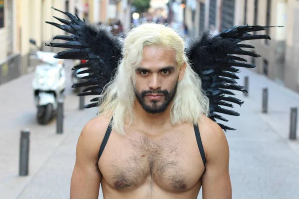 Homme Torse Avec Des Ailes Sombres Debout Extérieur Jour — Photo