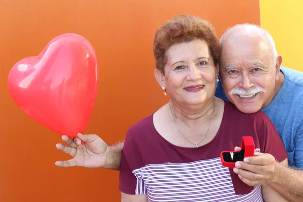 Hispânico Sênior Surpreendendo Seu Ente Querido Com Presente — Fotografia de Stock