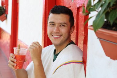 Etnik adam çeşitli taze meyveler yiyor.