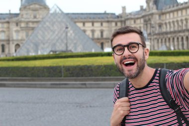 Paris, Fransa 'daki Louvre Müzesi' nin önündeki yakışıklı genç adamın yakın plan portresi.