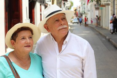 Açık havada kucaklaşan güzel olgun bir çiftin yakın plan portresi.