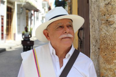 Kolombiya, Cartagena caddesinde şapkalı yakışıklı bir adamın yakın plan portresi.
