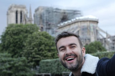 Paris 'te selfie çeken yakışıklı genç adamın yakın plan portresi.