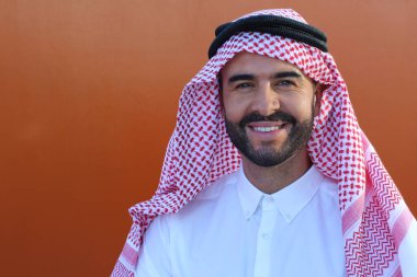 Kopya alanı olan çekici bir Arap.