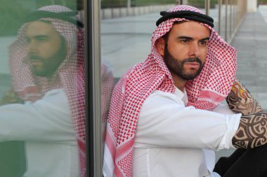 Sokaktaki yakışıklı Arap 'ın yakın plan portresi.