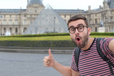 Paris, Fransa 'daki Louvre Müzesi' nin önündeki yakışıklı genç adamın yakın plan portresi.