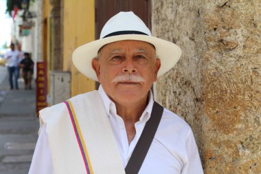 Kolombiya, Cartagena caddesinde şapkalı yakışıklı bir adamın yakın plan portresi.