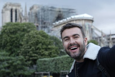 Paris 'te selfie çeken yakışıklı genç adamın yakın plan portresi.