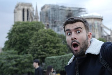 Paris 'te selfie çeken yakışıklı genç adamın yakın plan portresi.