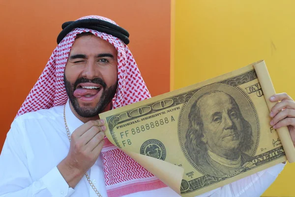 Арабский Бизнесмен Показывает Гигантскую Банкноту 100 Долларов — стоковое фото