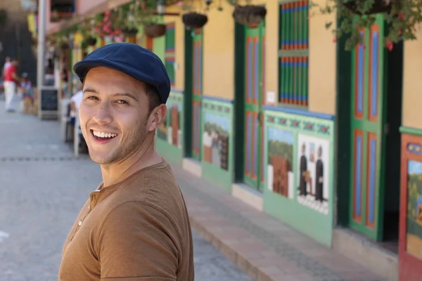 Joven Hispano Con Sombrero Tipo Parado Calle Durante Día — Foto de Stock