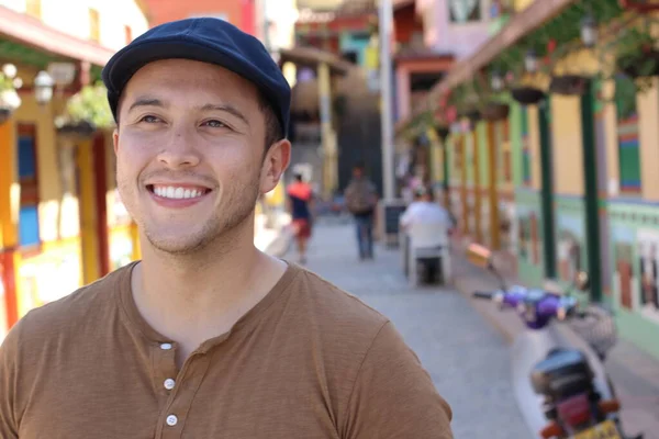 Şapka Takan Genç Bir Spanyol Gündüz Vakti Sokakta Dikilen Adam — Stok fotoğraf