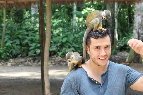 Macacos Bonitos Interagindo Com Jovem — Fotografia de Stock