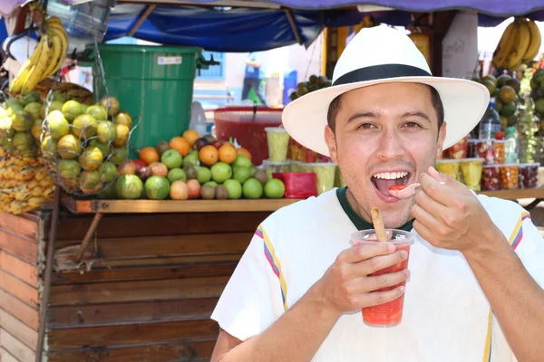 Homem Étnico Comendo Frutas Frescas Fatias Variadas — Fotografia de Stock