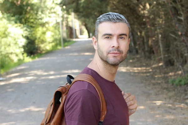 Homem Bonito Com Cabelos Grisalhos Mochila Andando Livre — Fotografia de Stock