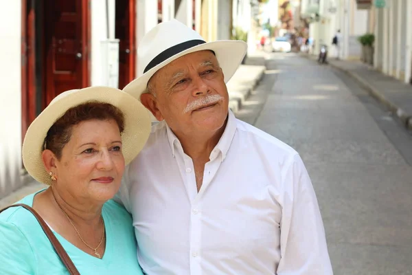 Açık Havada Kucaklaşan Güzel Olgun Bir Çiftin Yakın Plan Portresi — Stok fotoğraf