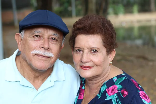 Primer Plano Retrato Hermosa Pareja Madura Abrazando Aire Libre —  Fotos de Stock