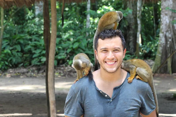 Macacos Bonitos Interagindo Com Jovem — Fotografia de Stock