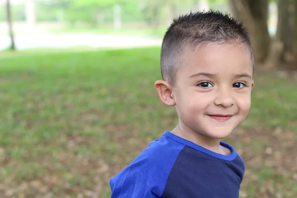 Retrato Lindo Niño Hispano Parque Durante Día —  Fotos de Stock