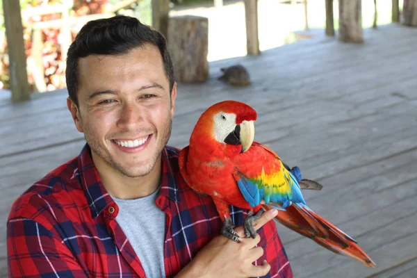 Nahaufnahme Porträt Eines Hübschen Jungen Mannes Mit Rotem Ara Papagei — Stockfoto