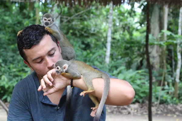Macacos Bonitos Interagindo Com Jovem — Fotografia de Stock