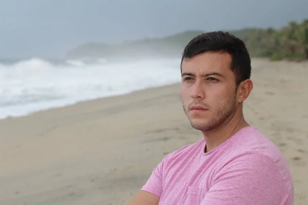 Portret Van Een Serene Man Het Strand Overdag — Stockfoto