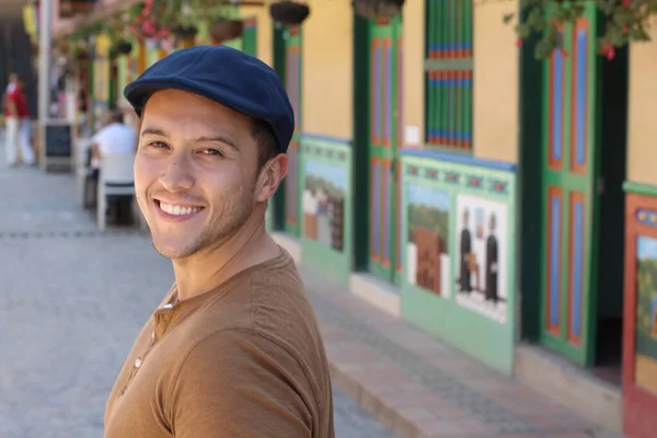 Joven Hispano Con Sombrero Tipo Parado Calle Durante Día — Foto de Stock