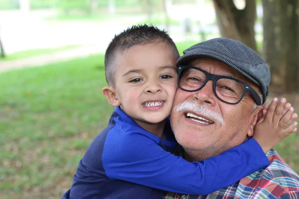 Retrato Del Abuelo Feliz Niño Abrazándose Parque Sobre Fondo Hierba —  Fotos de Stock