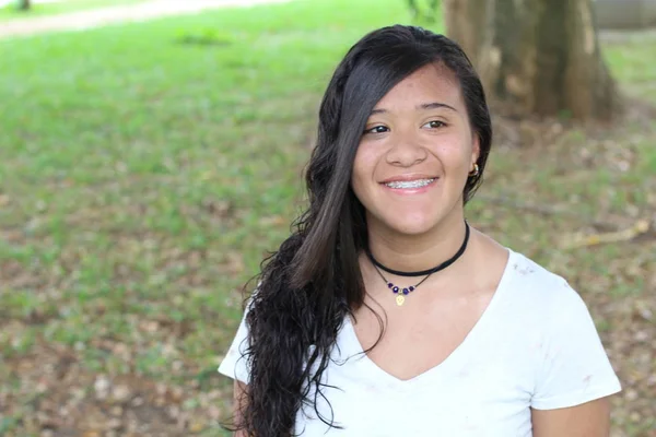 Chica Joven Feliz Sentado Parque Espacio Copia —  Fotos de Stock