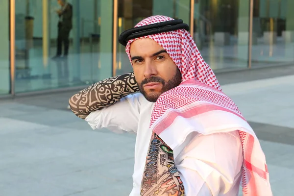 街上年轻英俊的阿拉伯男子的特写 — 图库照片