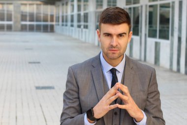 Sokaktaki yakışıklı genç iş adamının yakın plan portresi