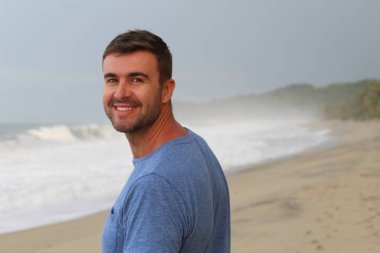 Sahilde fotokopi alanı olan bir adam dinleniyor