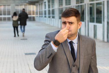 Sokakta nefesini tutan yakışıklı genç iş adamının yakın plan portresi.