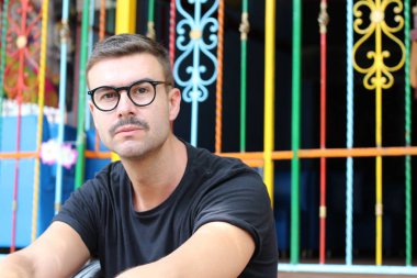 Bıyıklı ve gözlüklü adam.