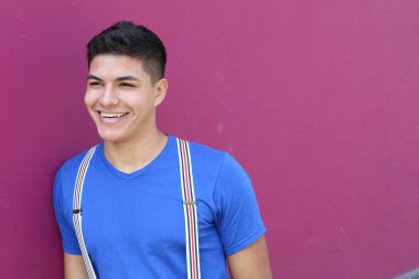 Yakından bakınca şık giyinen, sokakta pantolon askısı takan yakışıklı bir genç resmi var.