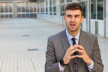 Sokaktaki yakışıklı genç iş adamının yakın plan portresi