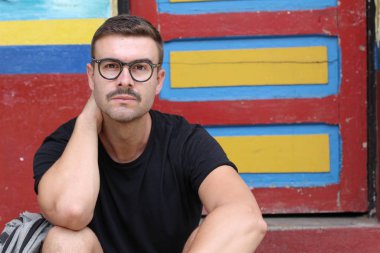 Bıyıklı ve gözlüklü adam.
