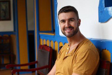 Yakından bakınca şık giyinen genç bir adamın portresi.