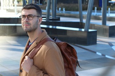 Sırt çantalı, gülümseyen şirin bir stil.