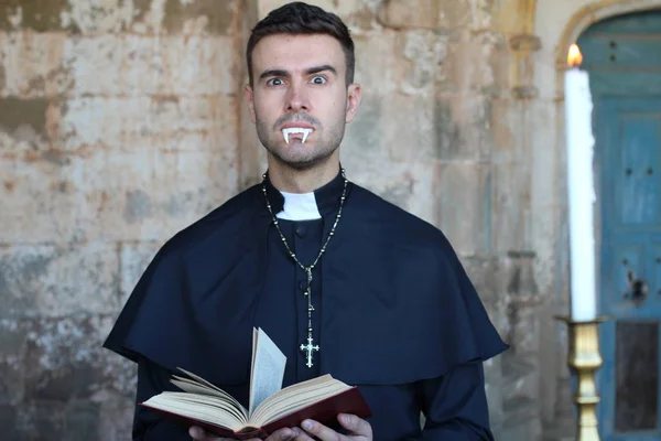 Sacerdote Vampiro Posa Con Bibbia Sullo Sfondo Della Chiesa — Foto Stock