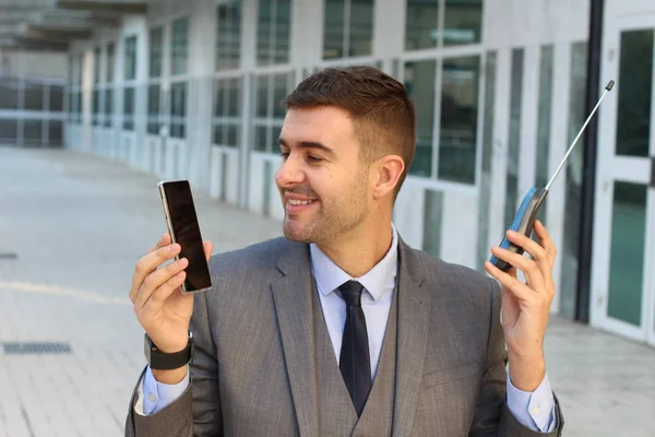 Zbliżenie Portret Przystojnego Młodego Biznesmena Nowoczesnym Smartfonem Retro Telefon Komórkowy — Zdjęcie stockowe