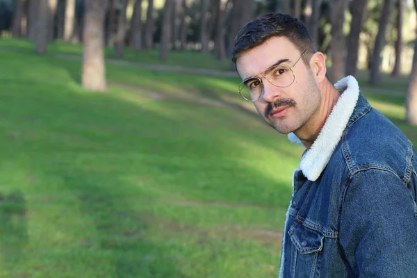 Homem Vestindo Óculos Casaco Ganga Posando Parque — Fotografia de Stock