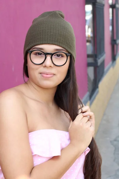 분홍색 안경을 아름다운 아가씨 — 스톡 사진