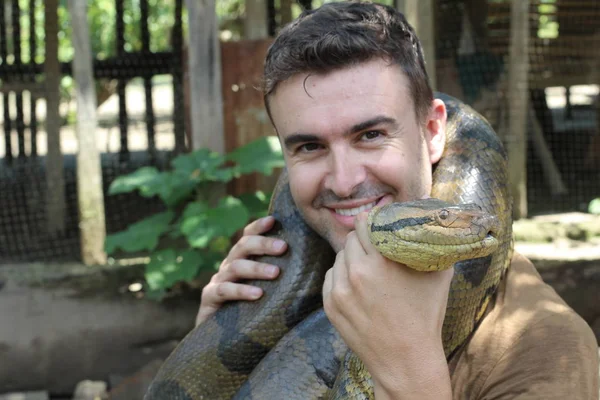 Homem Mostrando Carinho Por Uma Cobra Gigante — Fotografia de Stock