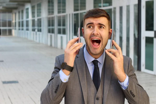 Närbild Porträtt Stilig Ung Affärsman Med Två Smartphones Gatan — Stockfoto