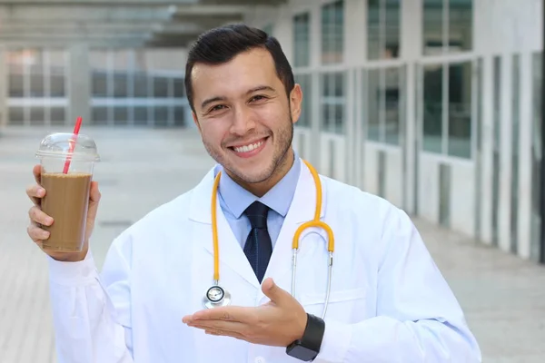 Etnia Elegante Médico Segurando Latte Livre Durante Dia — Fotografia de Stock