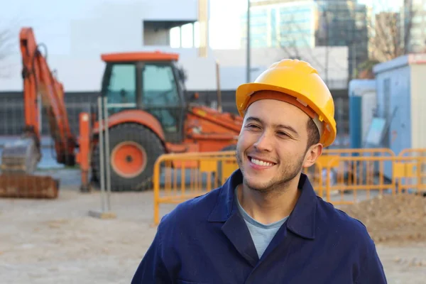 Jovem Trabalhador Sorridente Capacete Fundo Construção — Fotografia de Stock