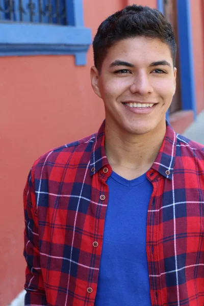 Close Retrato Bonito Jovem Vermelho Camisa Xadrez Rua — Fotografia de Stock