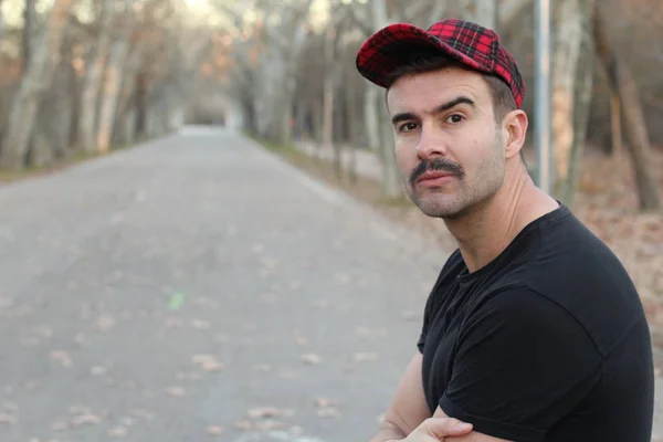 Jovem Com Bigode Boné Quadriculado Parque Outonal — Fotografia de Stock